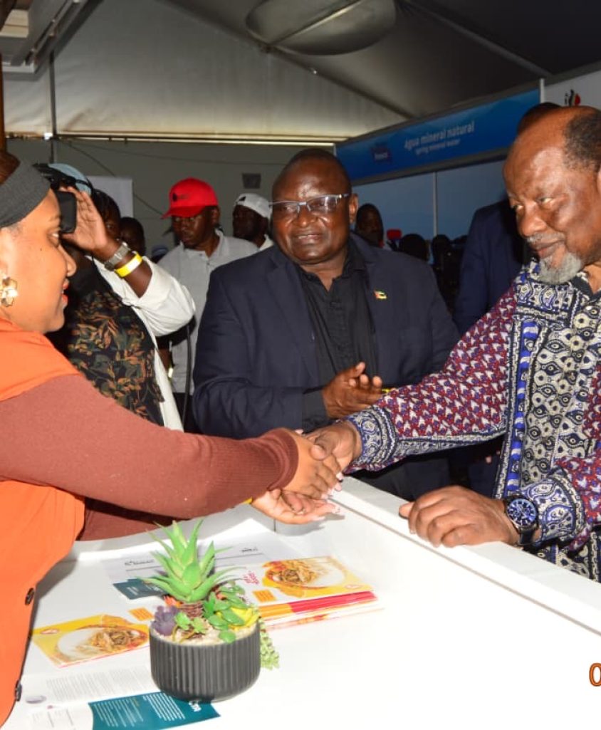 JOAQUIM CHISSANO INTEIRA-SE DAS INICIATIVAS DA ADIN DURANTE VISITA AO PAVILHÃO DAS PROVÍNCIAS DA REGIÃO NORTE NA FACIM