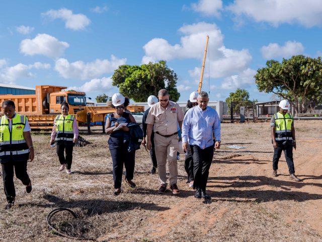 MINISTRO DA PLANIFICAÇÃO E DESENVOLVIMENTO VISITA ESTALEIRO DA FUTURA UNIDADE DE MANUTENÇÃO DE ESTRADAS DA ADIN