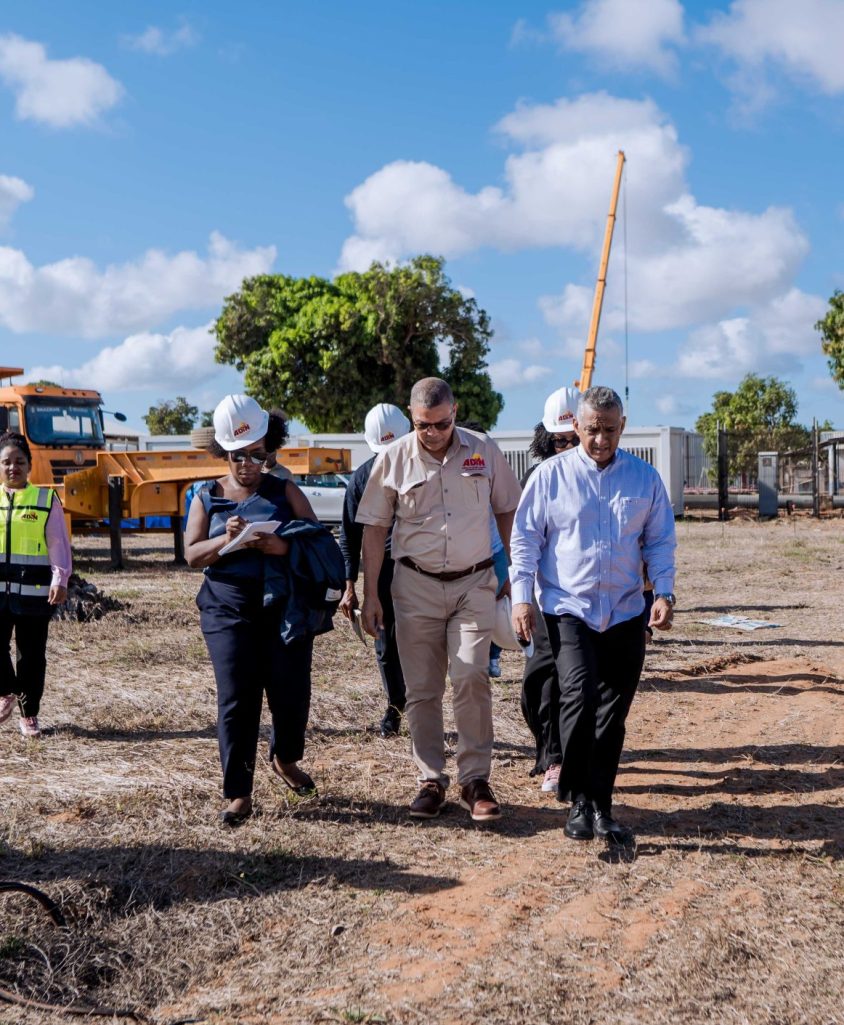 MINISTRO DA PLANIFICAÇÃO E DESENVOLVIMENTO VISITA ESTALEIRO DA FUTURA UNIDADE DE MANUTENÇÃO DE ESTRADAS DA ADIN